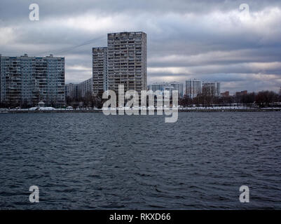 Novembre fiume in un giorno nuvoloso, Mosca Foto Stock