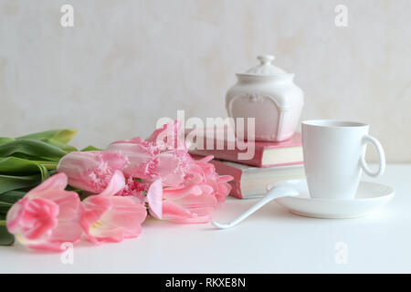 Ancora vita composizione con tulipani rosa, tazza di caffè e zucchero pot Foto Stock