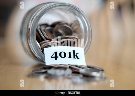 Vaso di denaro per i risparmi e gli investimenti IRA 401k il pensionamento o collegio Rainy day Foto Stock