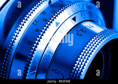 Vecchia macchina fotografica con una lente manuale attrezzatura fotografica per la cattura di immagini Foto Stock