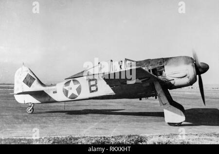 A catturato Luftwaffe tedesca Focke Wulf FW 190 nella marcatura del USAAF. Questo velivolo aveva originariamente il Werk numero 0181550. Fu catturato dagli alleati nel Nord Africa e in seguito volato dal 85FS, 79FG della United States Army Air Force. Foto Stock