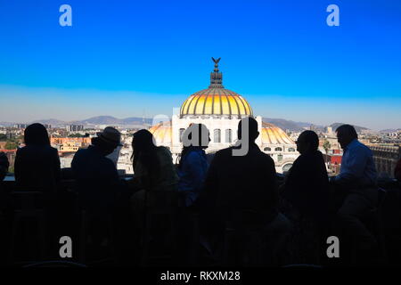 Città del Messico, Messico - 2 dicembre, 2018: storico palazzo delle Belle Arti (Palacio de Bellas Artes di Alameda Central Park vicino a Città del Messico il Centro Storico Foto Stock