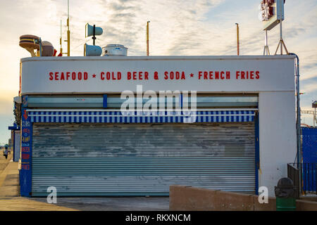 Beach Shop di birra fredda, frutti di mare,Soda e patatine fritte sulla spiaggia. Foto Stock