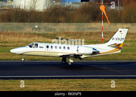 Un aereo ambulanza arriva a George Best Belfast City Airport a Belfast, Irlanda del Nord. Foto Stock