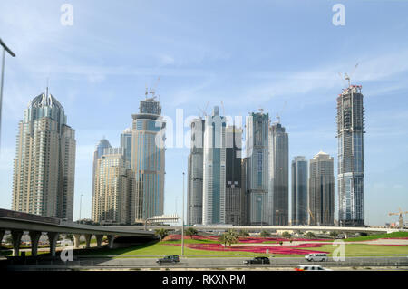 Dubai Financial District con una massa di gru per edilizia nel centro cittadino di Dubai negli Emirati Arabi Uniti (EAU) Foto Stock