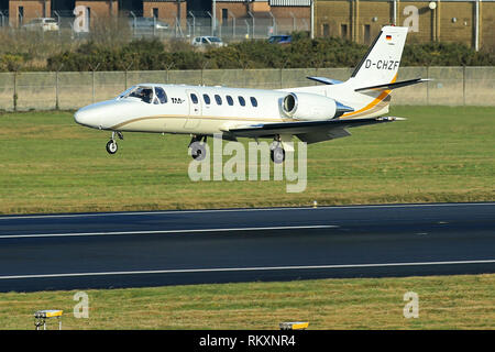 Un aereo ambulanza arriva a George Best Belfast City Airport a Belfast, Irlanda del Nord. Foto Stock