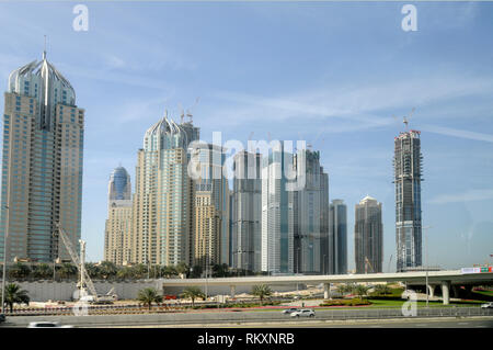 Dubai Financial District con una massa di gru per edilizia nel centro cittadino di Dubai negli Emirati Arabi Uniti (EAU) Foto Stock