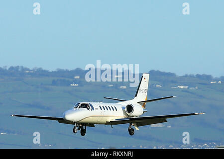 Un aereo ambulanza arriva a George Best Belfast City Airport a Belfast, Irlanda del Nord. Foto Stock