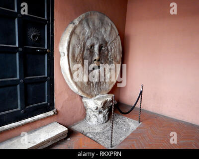 Famoso monumento di pietra la bocca della verità Bocca della Verità Italia Roma 2018 Foto Stock