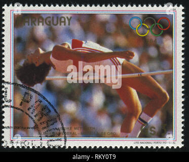 La RUSSIA KALININGRAD, 19 aprile 2017: timbro stampato dal Paraguay, mostra alta ponticello, medaglia d'oro a Giochi Olimpici Estivi in Los-Angeles, circa 1984 Foto Stock