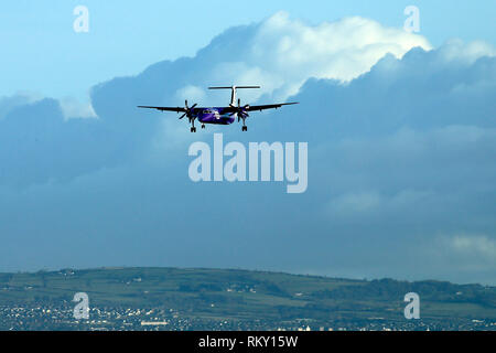 Aeromobile arrivano e partono da George Best Belfast City Airport a Belfast, Irlanda del Nord. Foto Stock