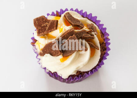 Cadbury Crème uovo tortina isolati su sfondo bianco Foto Stock