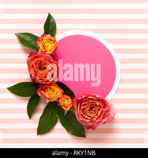Felice Giornata della Madre, la Giornata della donna, il giorno di San Valentino o un compleanno rosa pastello e coralli viventi dello sfondo. Piatto floreale lay biglietto di auguri con belle ros Foto Stock