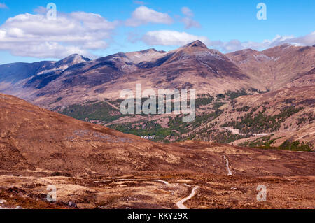 I monti e la valle vicino a Kinlochleven lungo la West Highland Way, Scozia Foto Stock