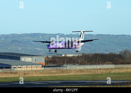 Aeromobile arrivano e partono da George Best Belfast City Airport a Belfast, Irlanda del Nord. Foto Stock