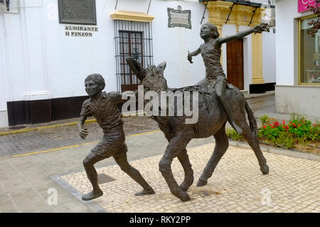 Sculture in bronzo di bambini e asino, Moguer Huelva, Spagna Foto Stock