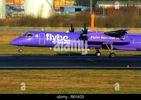 Aeromobile arrivano e partono da George Best Belfast City Airport a Belfast, Irlanda del Nord. Foto Stock