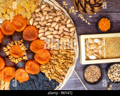 Gli ingredienti o prodotti contenenti zinco e fibra alimentare su una lavagna bianca, fonti naturali di minerali, uno stile di vita sano e sulla nutrizione backg in legno Foto Stock