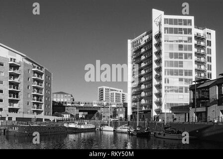 Bacino Limehouse a Londra nel quartiere di Docklands, UK, con barche e la Docklands Light Railway Foto Stock