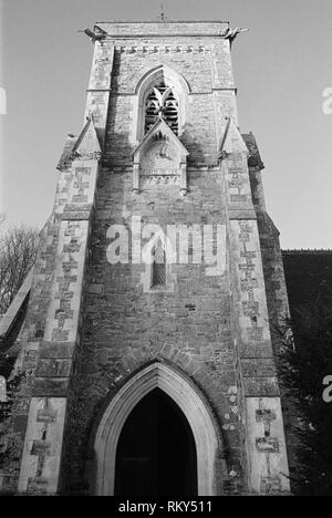 Il Victorian il campanile della chiesa di San Giovanni Battista, nel villaggio di Netherfield, East Sussex, Sud Est Inghilterra Foto Stock