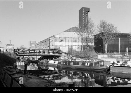 Il fiume Lea Navigazione a Hackney Wick, East London UK, con narrowboats Foto Stock