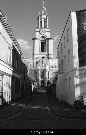 St Anne's Chiesa torre, Limehouse, East London, da Newell Street, guardando verso il basso la St Anne's passaggio Foto Stock