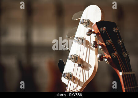 Vista ravvicinata di due differenti paletta per chitarra con i tasti tuning contro uno sfondo sfocato. Strumenti musicali. Music store. Il corpo della chitarra Foto Stock