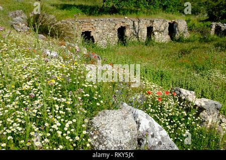 Una vista di un tradizionale di pietra animale/pastore il rifugio e il composto nelle montagne della Sierra Subbetica, in provincia di Cordoba, Andalusia. Foto Stock