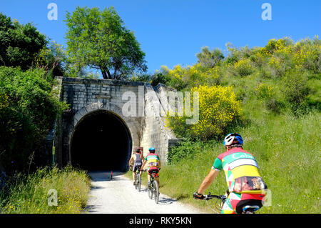 Ciclisti che si divertono in bicicletta lungo la Via Verde, una linea disutilizzata per la ferrovia dell'olio d'oliva nella Sierra Subbetica, Andalusia, Spagna Foto Stock