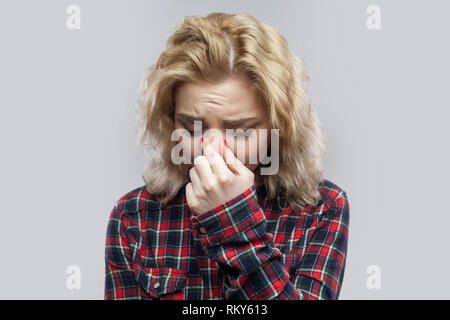 Donna in maglietta rossa con sguardo triste sul suo viso Foto stock - Alamy