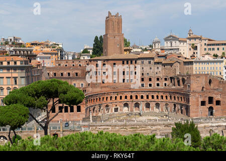 Vista dal Monumento a Vittorio Emanuele II, Piazza Venezia, ai Mercati di Traiano, i Mercati di Traiano, Roma, Italia Foto Stock