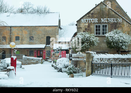 Cotswold motor museum di Bourton sull'acqua nelle prime ore del mattino la neve. Bourton sull'acqua, Cotswolds, Gloucestershire, Inghilterra Foto Stock