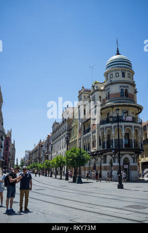 Turisti outide l'Adriatica buiding, Siviglia, Andalusia, Spagna Foto Stock