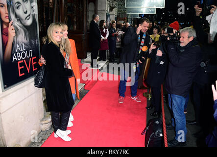 Twiggy e figlia Carly arriva per la serata di apertura di All About Eve con protagonista Gillian Anderson e Lily James al Noel Coward Theatre, Londra centrale. Foto Stock