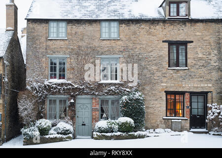 Cotswold case nelle prime ore del mattino la neve prima di Alba. Park street, Stow on the Wold, Cotswolds, Gloucestershire, Inghilterra Foto Stock