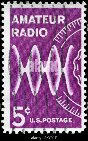 Stati Uniti - circa 1964: un timbro Stampato negli USA dedicato a onorare radioamatori sul cinquantesimo anniv. dell'American Radio Relay League, circa 1964 Foto Stock