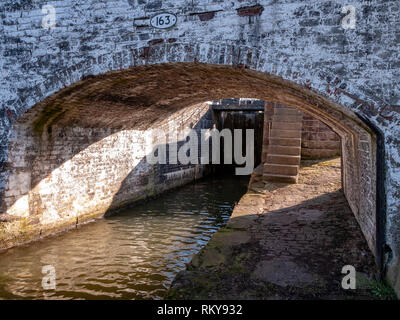 Passaggi per bloccare 68 on Trent e Mersey Canal, vicino a Sandbach, nel Cheshire England Regno Unito Foto Stock