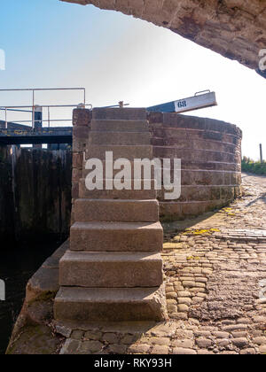 Passaggi per bloccare 68 on Trent e Mersey Canal, vicino a Sandbach, nel Cheshire England Regno Unito Foto Stock