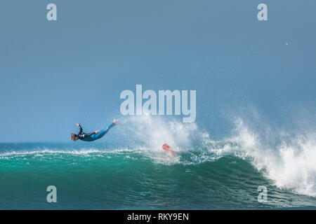 Un surf wipeout a Fistral a Newquay in Cornovaglia. Foto Stock