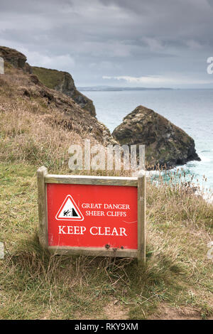 Un segnale di avvertimento sulle rupi a nord della costa della Cornovaglia. Foto Stock