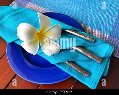 Decorazione di prodotti alimentari con il bianco plumeria rubra fiore, Sri Lanka. Blu decorazione di prodotti alimentari. Foto Stock