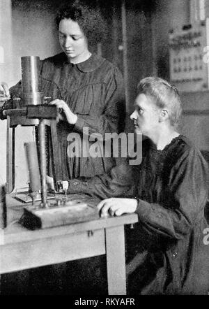 Marie Curie e sua figlia Irene Curie nel laboratorio, 1925 Foto Stock