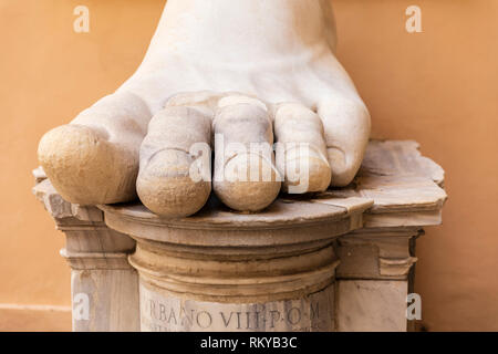 Piede di marmo residuo da una colossale statua di imperatore romano Costantino nel Museo Capitolino. Foto Stock