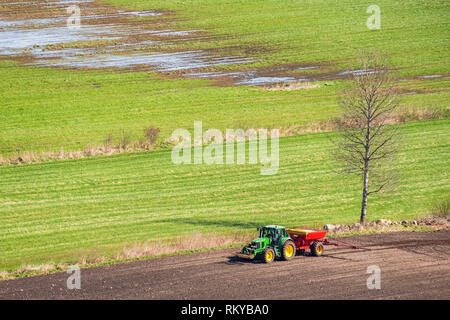 Il trattore che la semina su un campo Foto Stock
