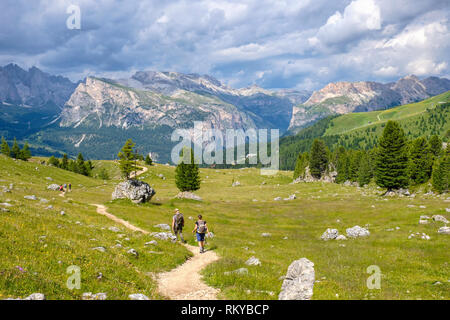 Gli escursionisti su un percorso con una bellissima vista delle montagne delle Alpi Foto Stock