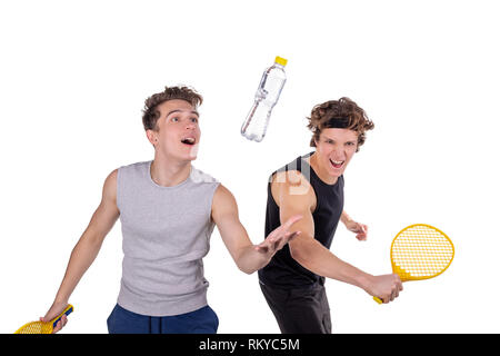 Due ragazzi bello giocare a tennis isolato Foto Stock