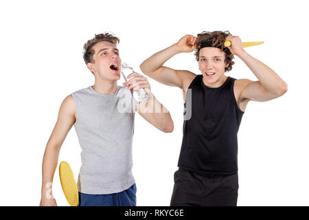 Due ragazzi bello giocare a tennis isolato Foto Stock