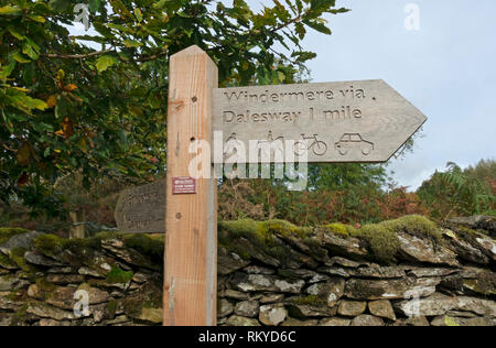 Dalesway waymarker vicino a Bowness on Windermere. Foto Stock