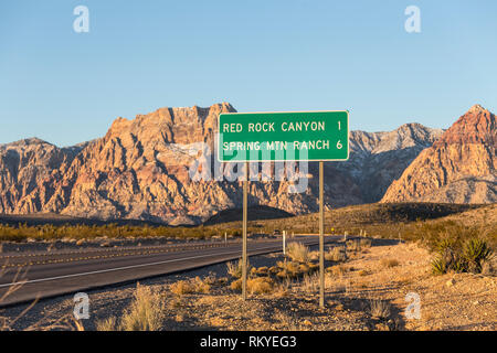 La mattina presto vista della route 159 autostrada segno e scogliere nel deserto vicino al Red Rock Canyon National Conservation Area, Molla Mtn Ranch State Park e Las Ve Foto Stock