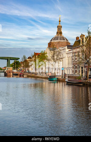 Canal e Marekerk (chiesa) dome, Leiden, Olanda, Paesi Bassi Foto Stock